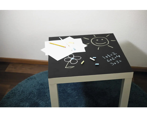 Kindertisch mit Tafeloberfläche, Kreidezeichnungen, Papier und Stift