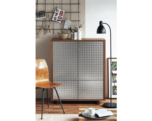 Wohnzimmer-Szene mit einem Schrank mit vier Türen, einem Stuhl und einer Stehlampe