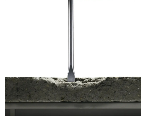 Ein Meißel bearbeitet einen Steinblock.