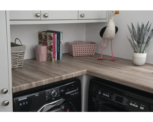 Wäscheraum mit Waschmaschine, Trockner und Ablagefläche aus Holz