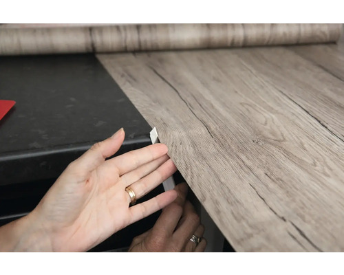 Anbringen einer Dekorfolie in Holzoptik auf einer Arbeitsplatte