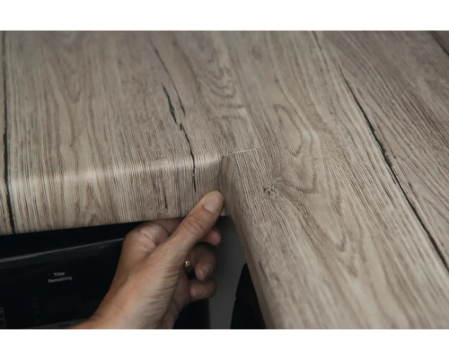 Arbeitsplatte mit Holzdekor und Eckverbindung