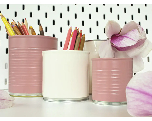 Dekorative Stifthalter aus Dosen mit Buntstiften und einer Magnolienblüte