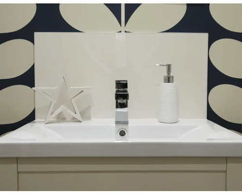 Badezimmer Waschbecken mit Armatur, Seifenspender und Dekoration