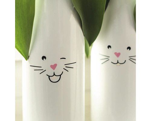 Zwei weiße Vasen mit Hasenmotiven