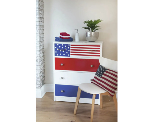 Kommode im amerikanischen Design mit Handtüchern, Seifenspender, Pflanze und Stuhl