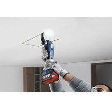Person schneidet Decke mit einem Bosch Multifunktionswerkzeug