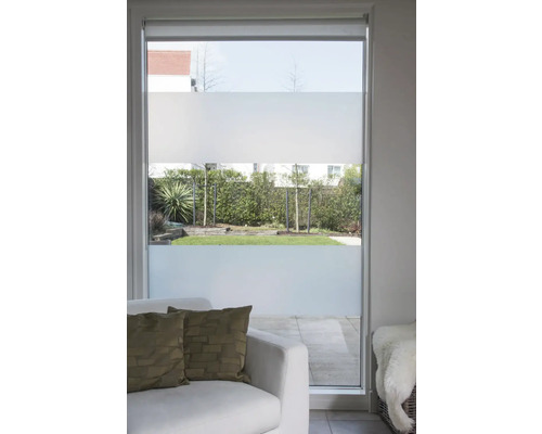 Fenster mit halbtransparentem Sichtschutzrollosystem in einem Wohnzimmer