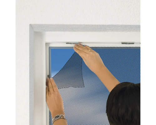 Montage eines Insektenschutzgitters am Fenster