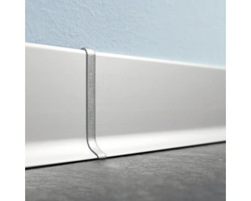 Sockelleiste aus Aluminium mit Befestigungsclip an Wand und Boden