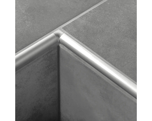 Detailaufnahme einer silberfarbenen Fliesenschiene an einer Ecke