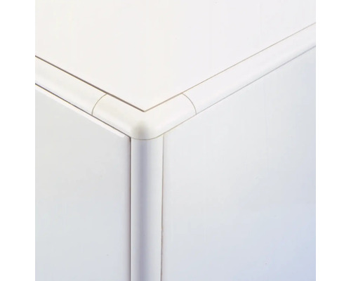 Detailansicht einer weißen Ecke mit abgerundeten Kanten