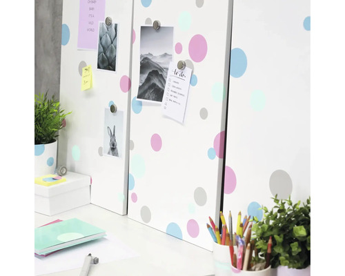 Dekorative Magnettafel mit Büroartikeln und bunten Punkten im Arbeitszimmer