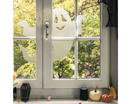 Szene mit Fensterdekoration für Halloween mit Geistern, Kürbissen und Grabstein