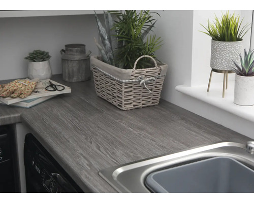 Arbeitsplatte mit Holzoptik, Dekoration und Spüle