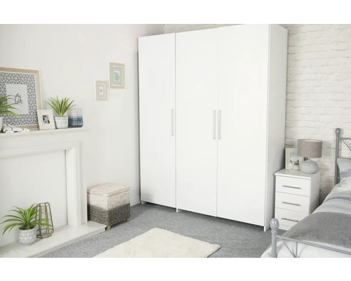 Helles Schlafzimmer mit weißem Kleiderschrank und Nachttisch.