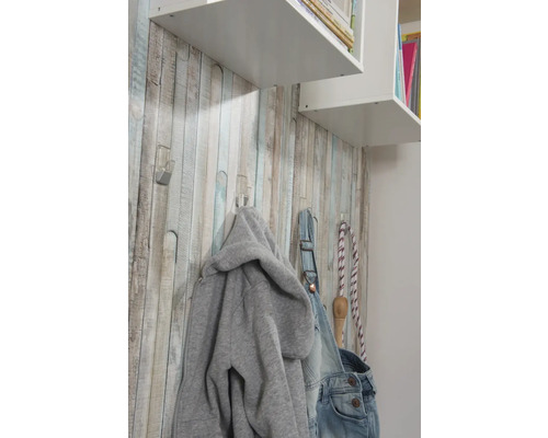 Dekoratives Zimmer mit Wandpaneelen in Holzoptik, Garderobenhaken und Regal