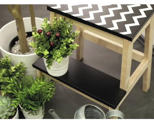 Dekorative Szene mit Trittschemel mit Zickzackmuster und Pflanzen in Töpfen