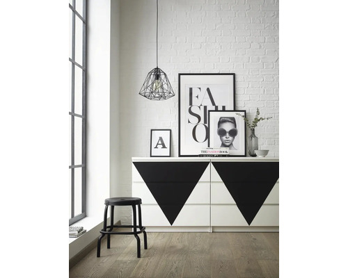 Modernes Zimmer mit Kommode, Dekorationen, Hängelampe und Hocker