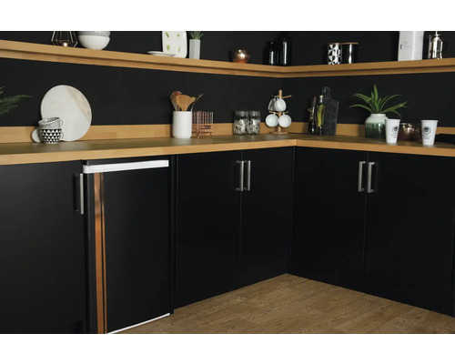Küchenszene mit schwarzen Küchenschränken, Arbeitsplatte und Regalen