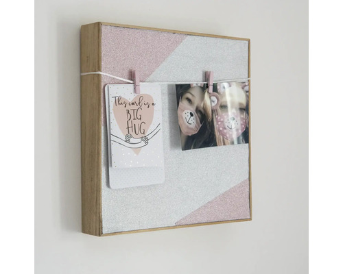 Dekoratives Memoboard mit geometrischem Muster und Holzrahmen, inklusive Karte und Foto