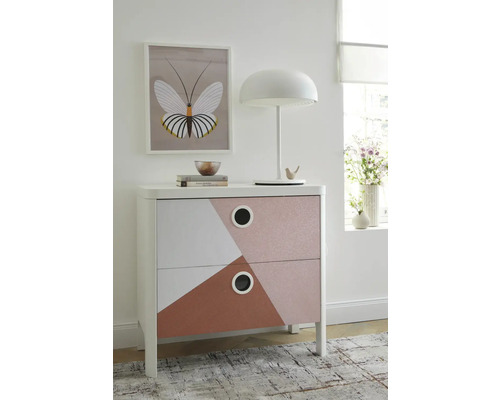 Kommode mit geometrischem Design, Lampe und Bild im Kinderzimmer