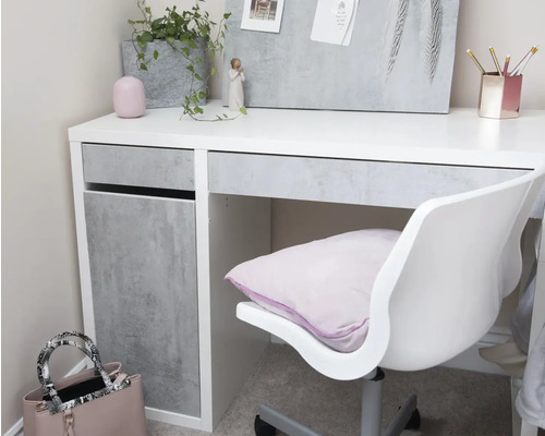 Arbeitszimmer mit Schreibtisch, Bürostuhl und Dekoration