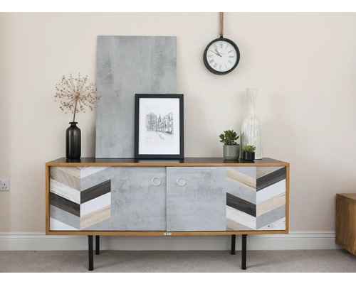 Wohnzimmer mit Sideboard im Retrodesign, Wanduhr und dekorativen Elementen