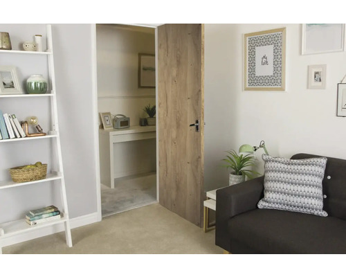 Zimmertür mit Holzdekor in einem hellen Wohnraum