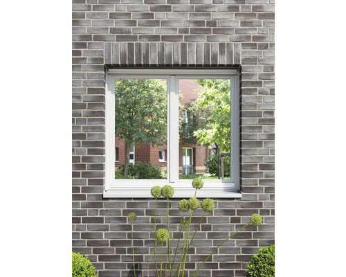 Fenster in einer Backsteinmauer mit Blick ins Grüne