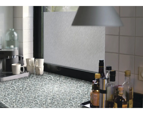 Küchenszene mit Milchglasfolie am Fenster für mehr Privatsphäre