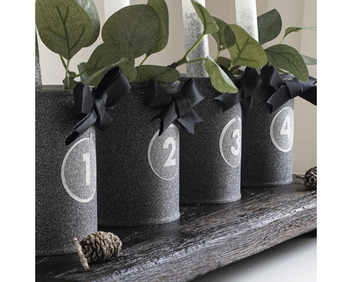 Adventskranz mit vier Kerzenhaltern, Schleifen und fortlaufenden Nummern auf Holztablett