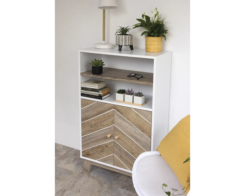 Regal mit Holztüren im Wohnzimmer mit Pflanzen und Dekoration