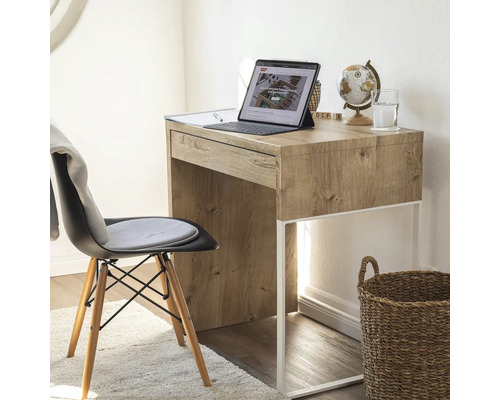 Schreibtisch mit Schublade, Stuhl und Dekoration in einem Arbeitszimmer