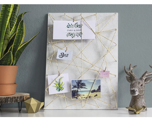 Dekoratives Memoboard mit Schnur und Fotos