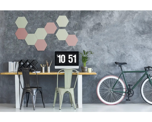 Büro mit Schreibtisch, Stühlen, Computer, Wanddekoration und Fahrrad