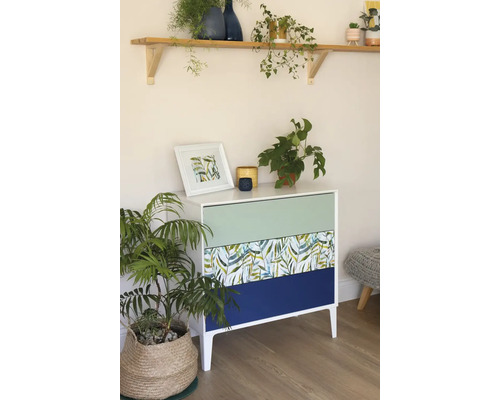 Kommode mit drei Schubladen, Dekorationen und Zimmerpflanzen