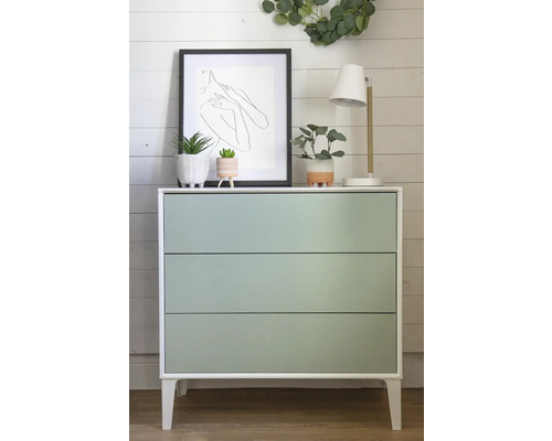 Kommode mit drei Schubladen, Dekorationen, Lampe und Bild