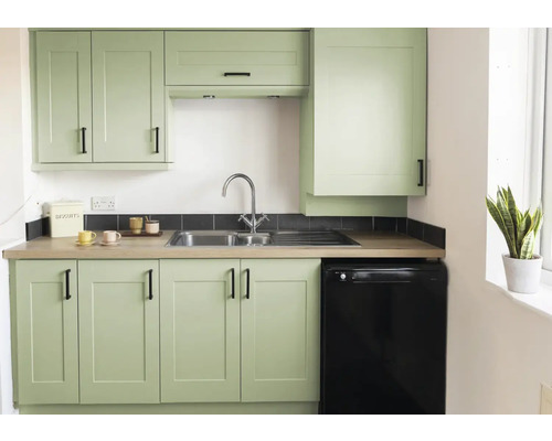 Helle Küche mit Spüle, Armatur, Unterschränken, Oberschränken und einem schwarzen Kühlschrank