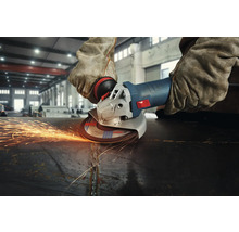 Eine Person benutzt einen Winkelschleifer zum Schleifen von Metall.