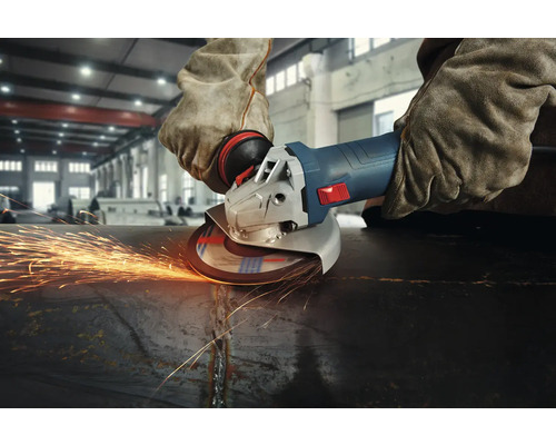 Eine Person benutzt einen Winkelschleifer zum Schleifen von Metall.