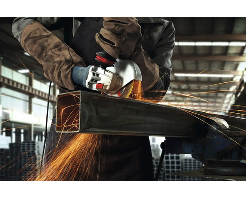 Handwerker schneidet Metall mit einem Winkelschleifer, wodurch Funken entstehen