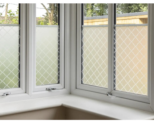 Fenster mit dekorativer Fensterfolie für mehr Privatsphäre