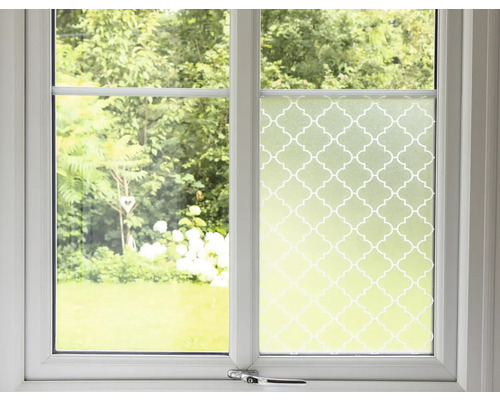 Fenster mit Milchglasfolie zum Sichtschutz mit Muster