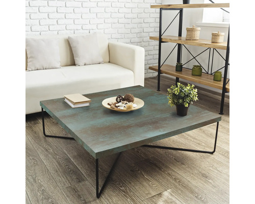 Wohnzimmer mit Sofa, Regal und quadratischem Couchtisch