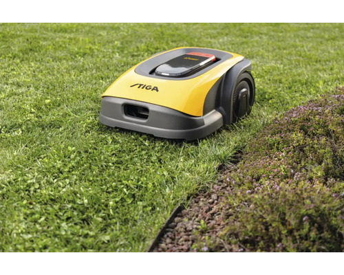 Stiga Mähroboter auf einer Rasenfläche