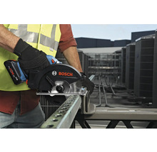 Ein Arbeiter benutzt eine Bosch Akku-Kreissäge, um ein Metallstück zu schneiden.