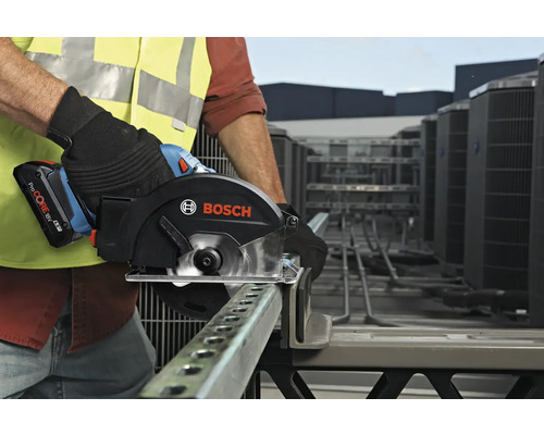 Ein Arbeiter benutzt eine Bosch Akku-Kreissäge, um ein Metallstück zu schneiden.