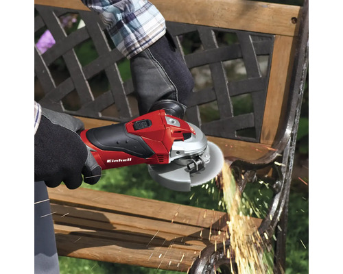 Einhandwinkelschleifer von Einhell beim Schleifen einer Gartenbank.