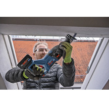 Handwerker bei der Arbeit mit einer Bosch Säbelsäge an einem Dachfenster